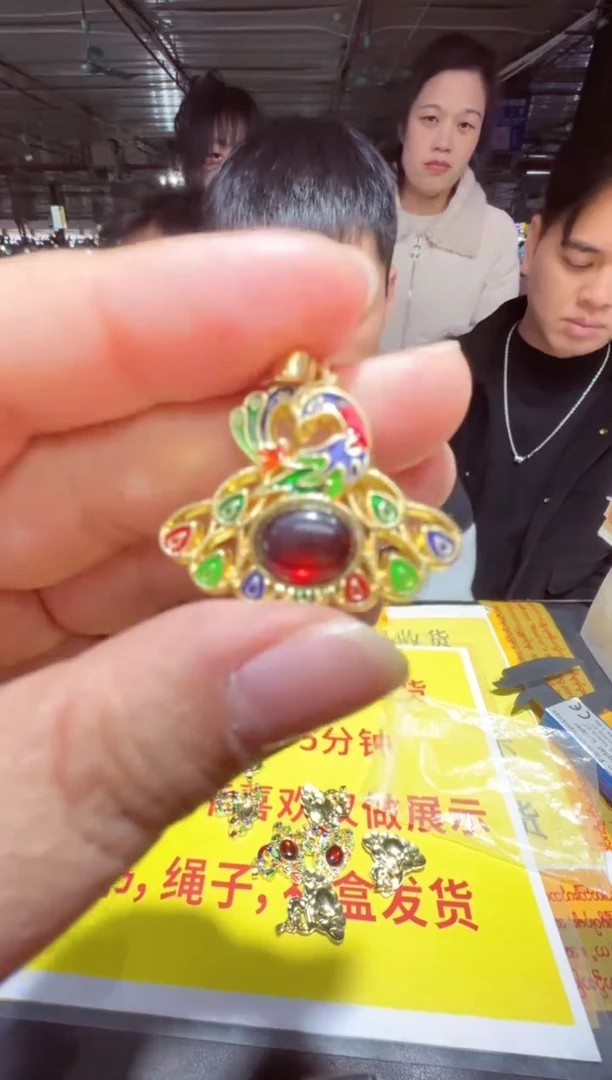 【闪购商品】琥珀裸石未镶嵌吊坠