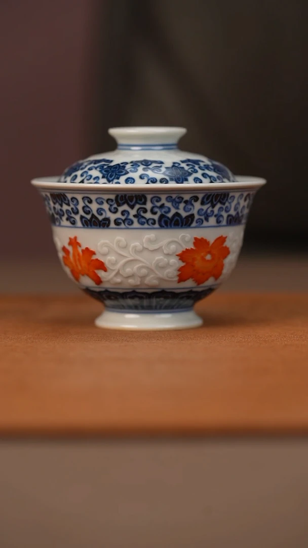 又见春风青花雕刻矾红花卉盖碗