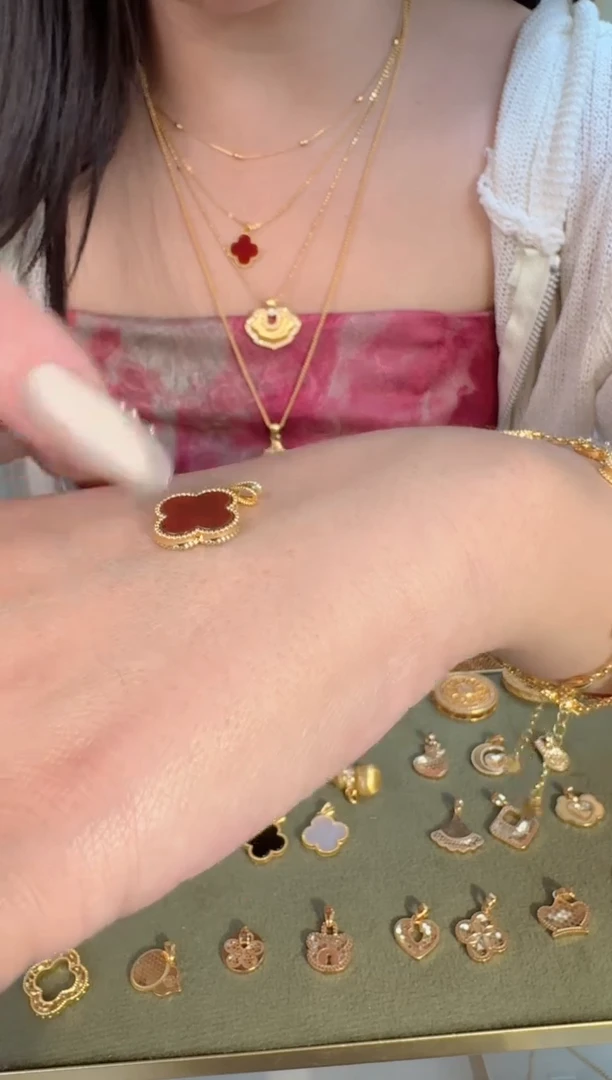 红色四叶草吊坠0.85g（多样性发货）