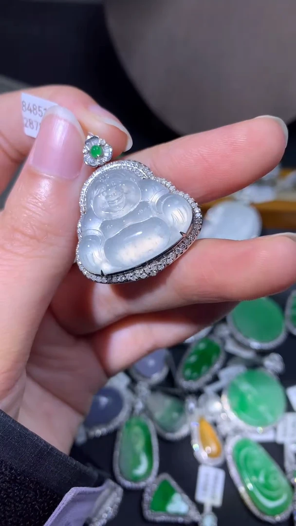 颈饰18K金镶嵌翡翠吊坠