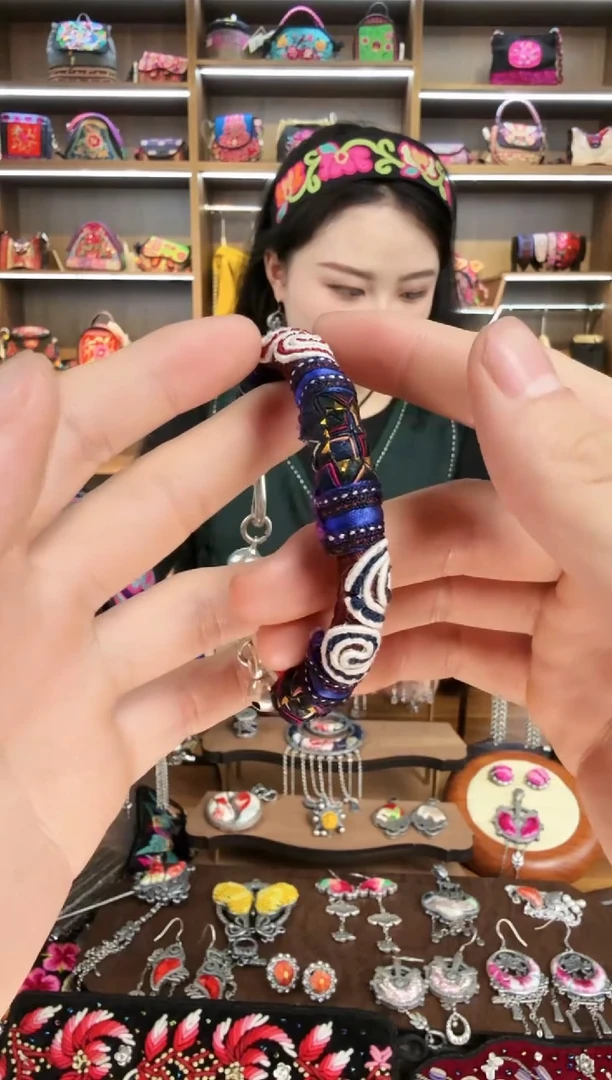 【闪购商品】织绣157蒙阿苏苗绣传承
