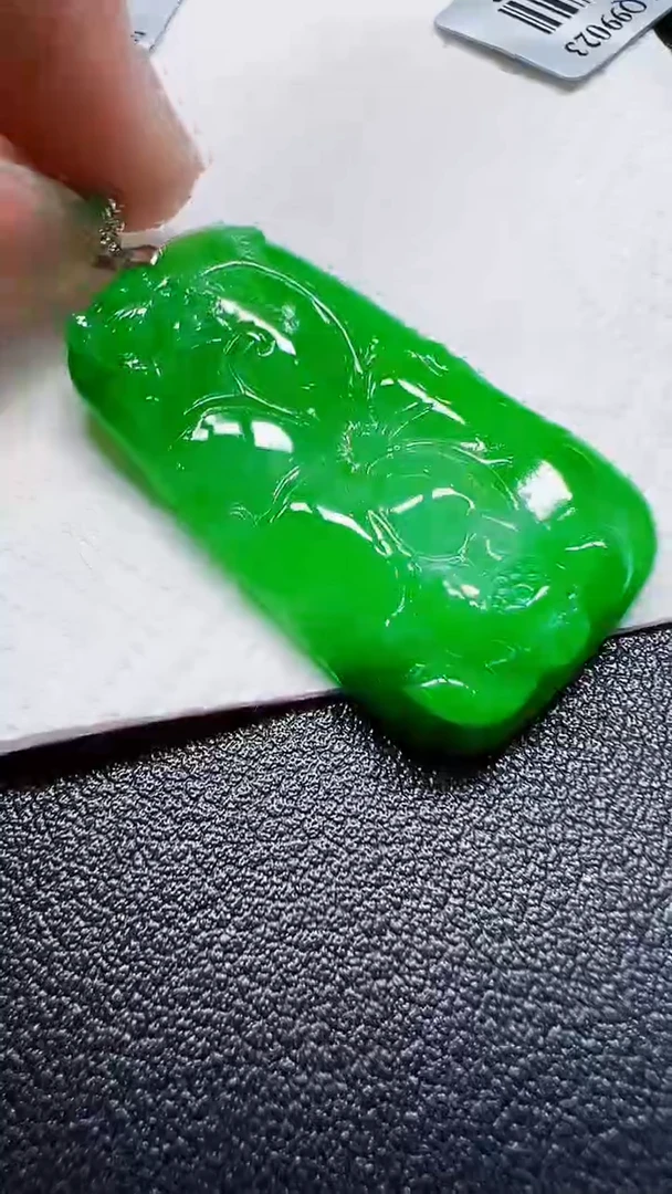 颈饰18K金镶嵌翡翠荷叶