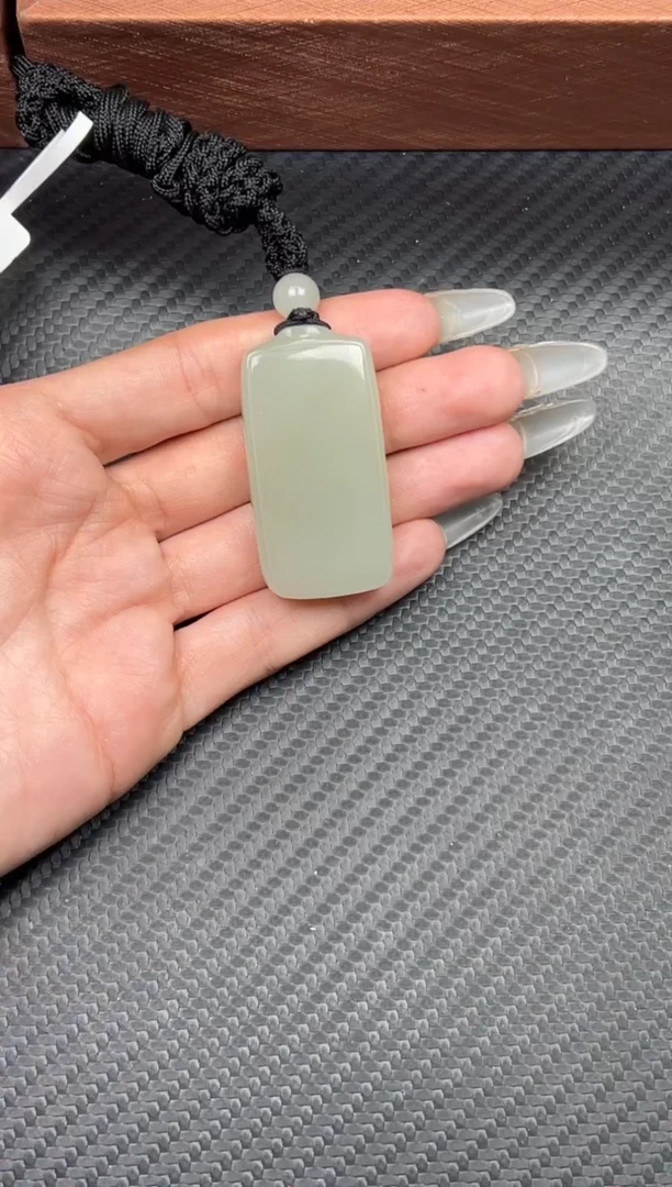 吊坠(赠链)未镶嵌和田玉且末微色差近矿吊坠Jm