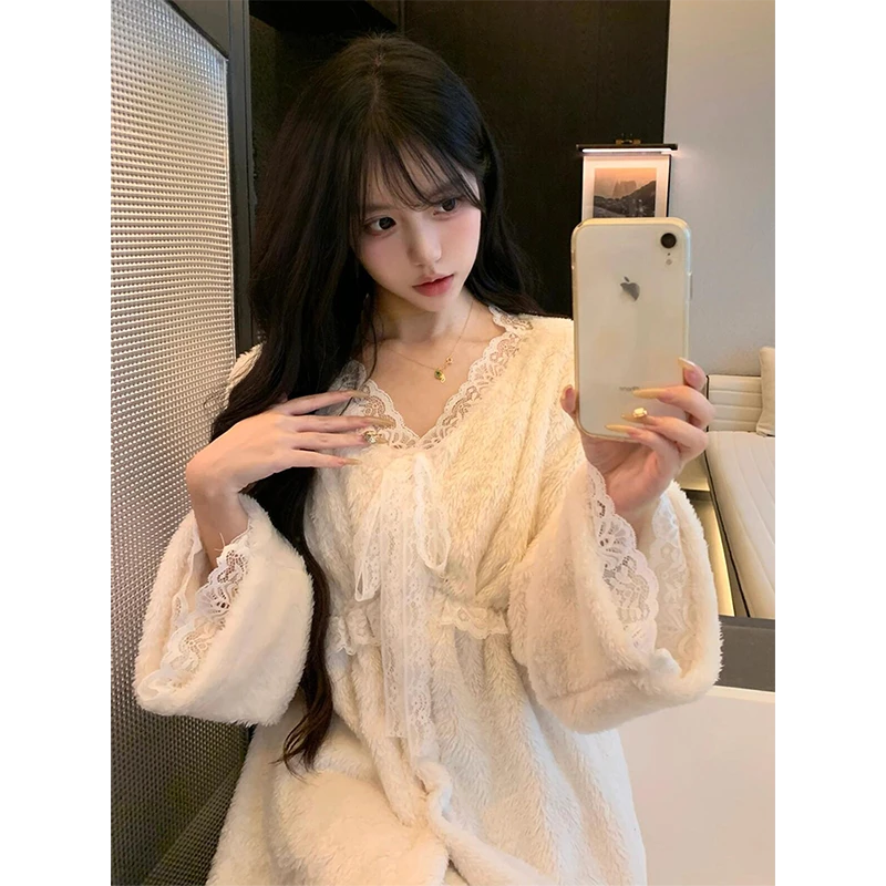 韩版蕾丝边V领珊瑚绒睡衣女款冬季2025年保暖长袖长裤家居服套装