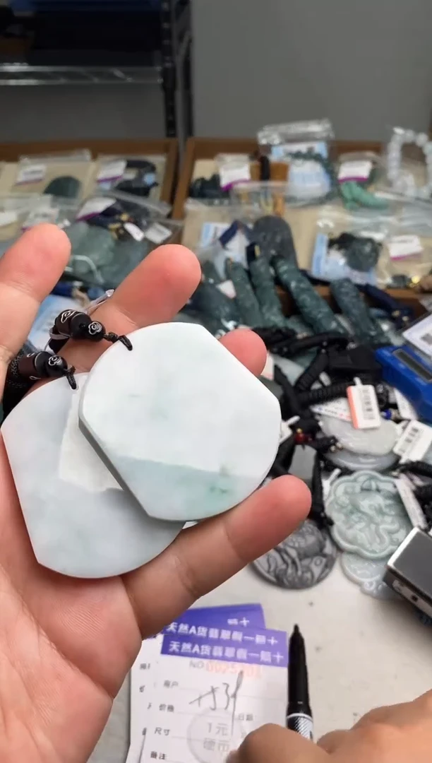 翡翠未镶嵌颈饰多样性发其一