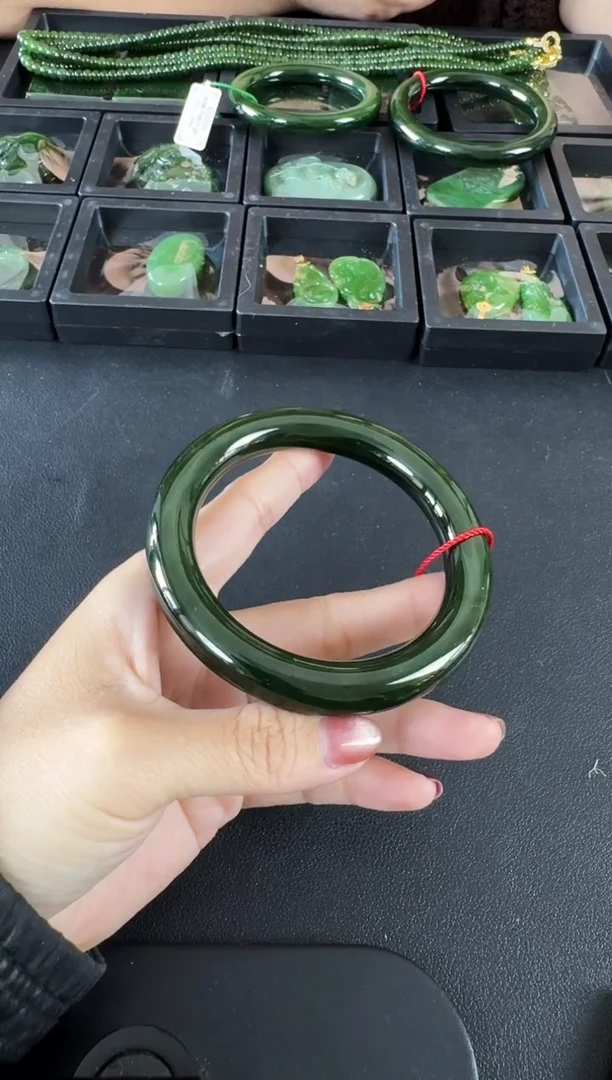 颈饰未镶嵌和田玉（碧玉）手镯约60*11*11MM俄七菠菜绿