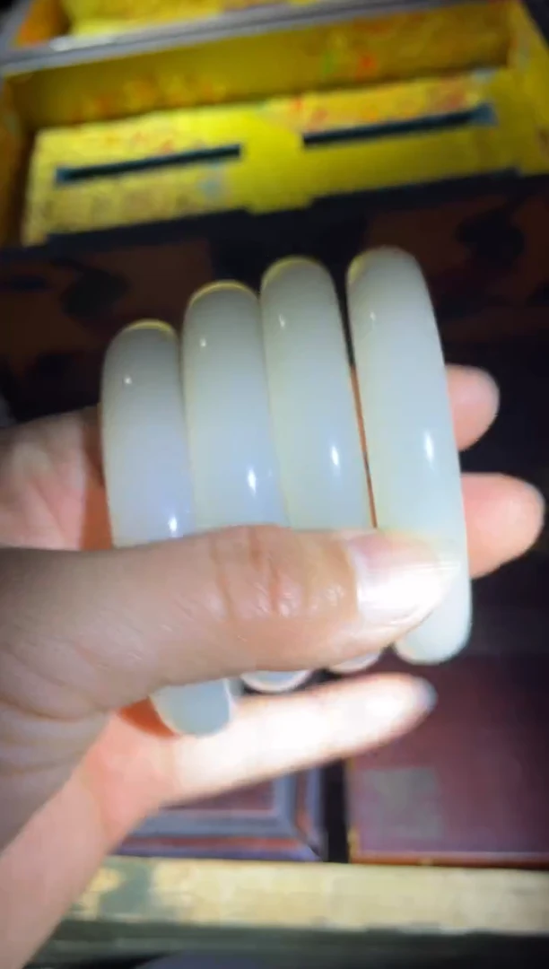 和田玉未镶嵌颈饰手镯四件一起