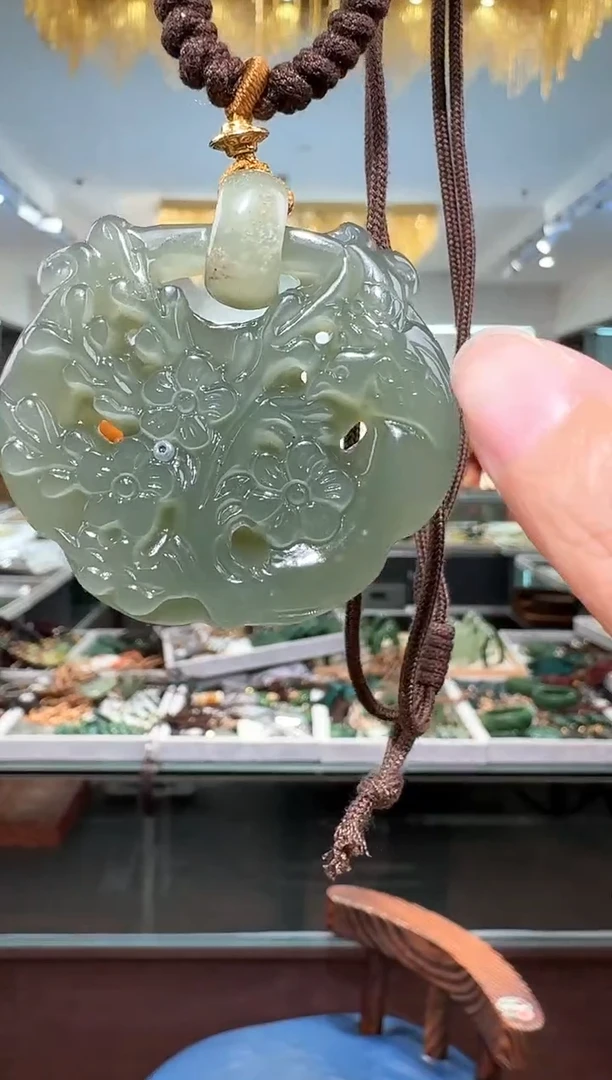 颈饰未镶嵌和田玉吊坠