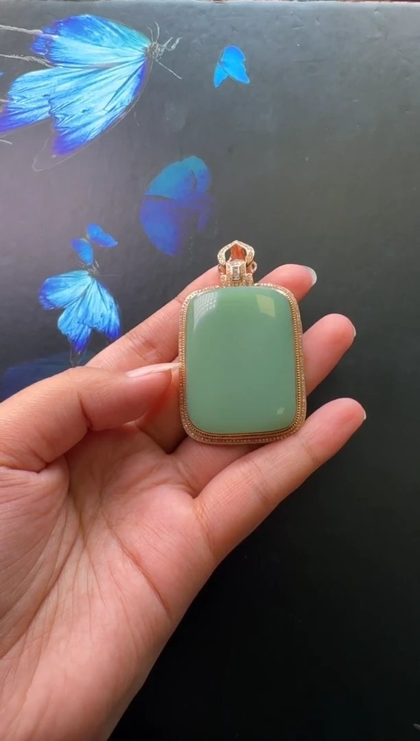 颈饰18K金镶嵌和田玉吊坠