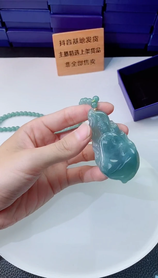 翡翠未镶嵌颈饰      `