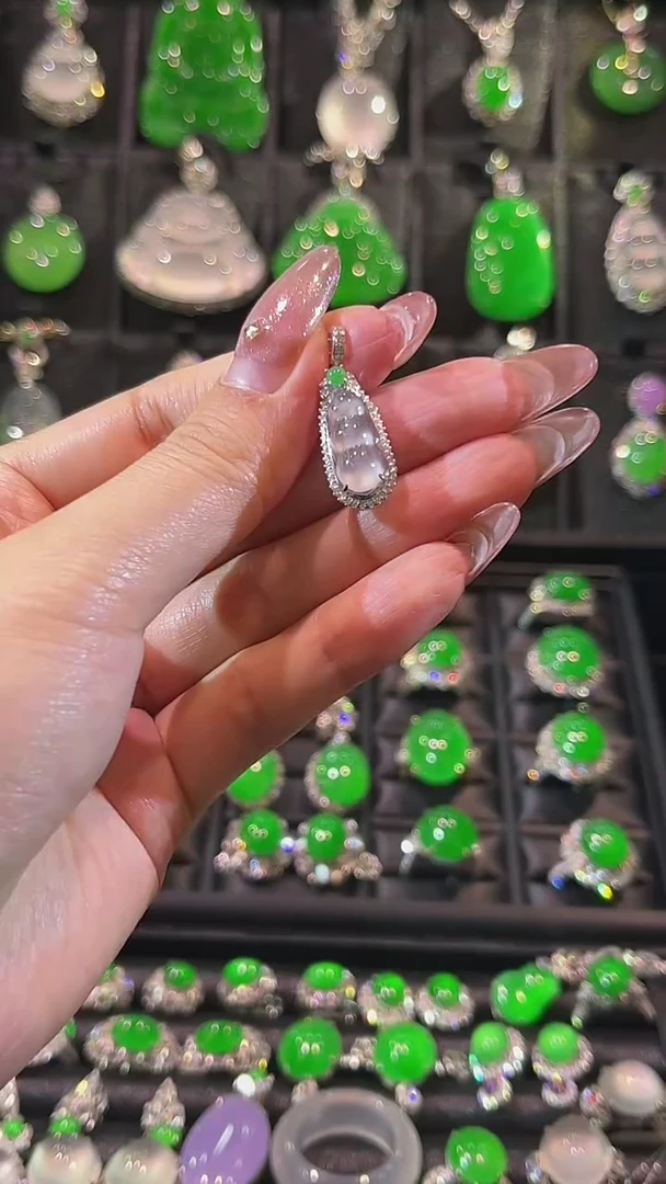 颈饰18K金镶嵌翡翠吊坠