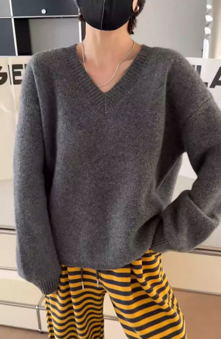 诗歌兰女装  2025冬款2523-8时尚气质深灰色V领套头慵懒风毛衣