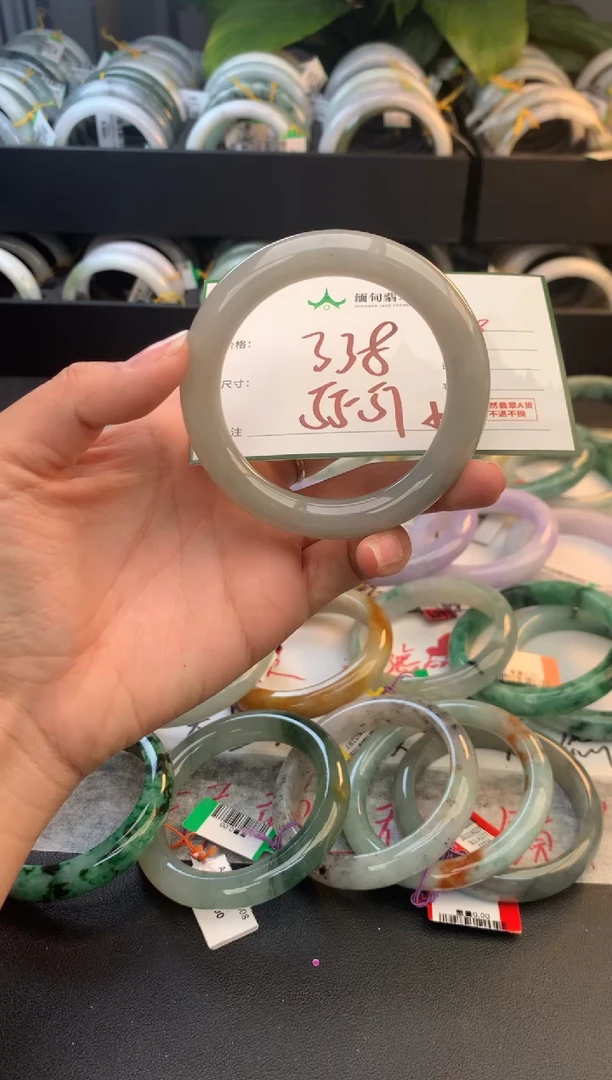 未镶嵌定制翡翠毛货需精细抛光+多人