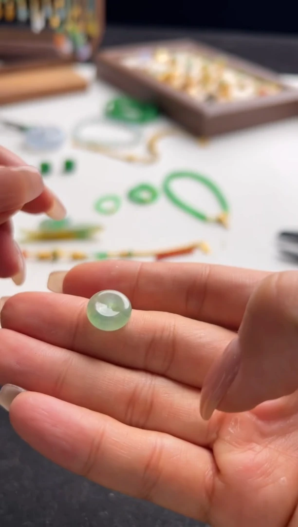 【闪购商品】定制翡翠未镶嵌甜绿扣子