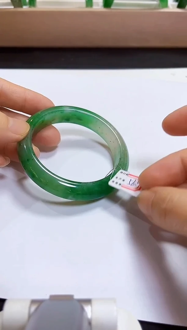 颈饰未镶嵌石英岩玉手镯56.6