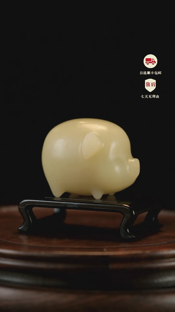 云南石竹叶青雕刻：可爱猪