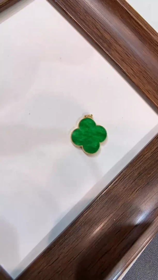 颈饰18K金镶嵌翡翠花件吊坠