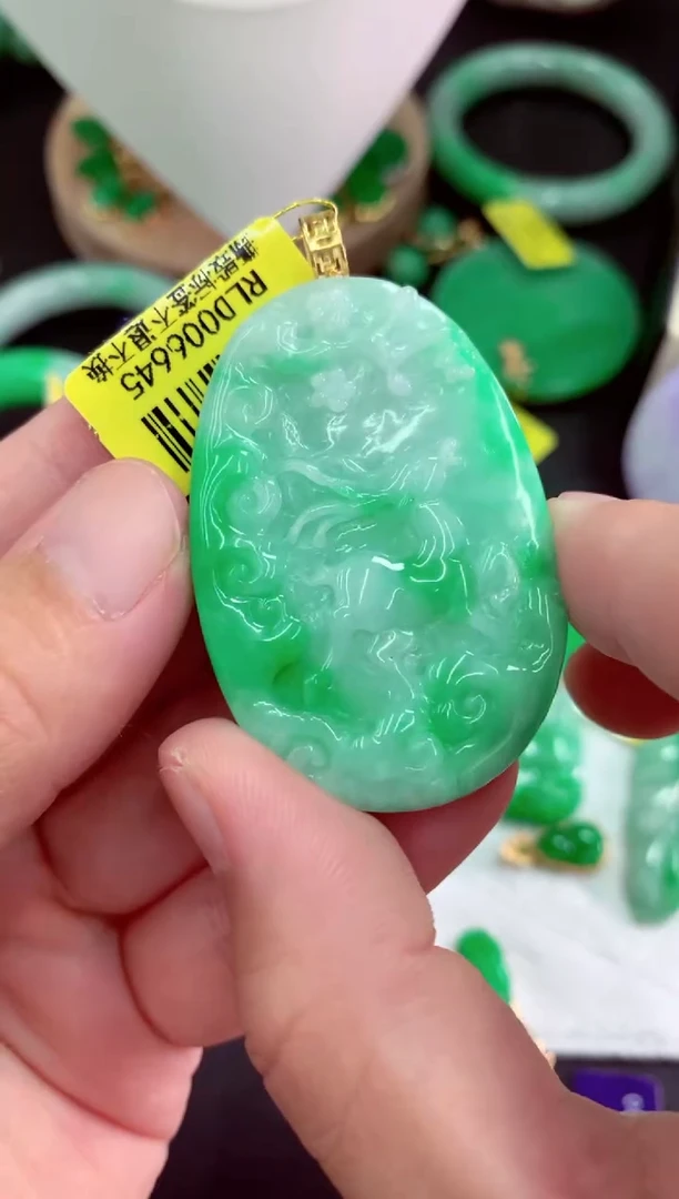 颈饰18K金镶嵌翡翠挂件