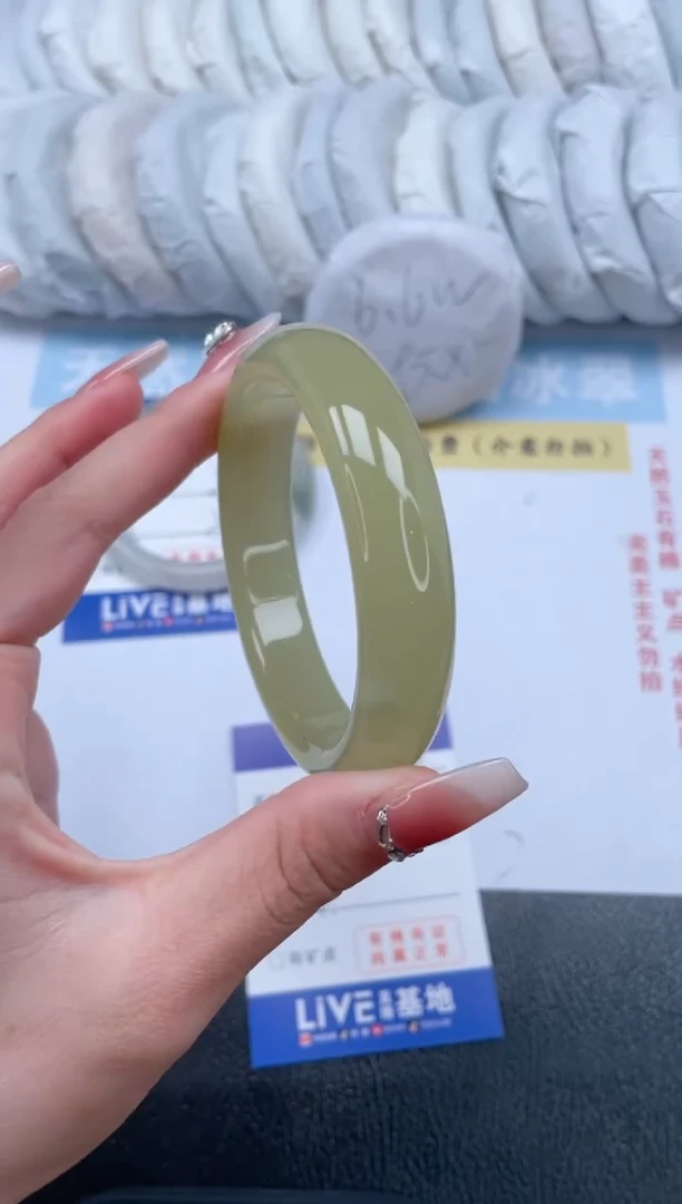 【闪购商品】石英质玉手镯未镶嵌姜黄有棉块介意勿拍！T165-58.4