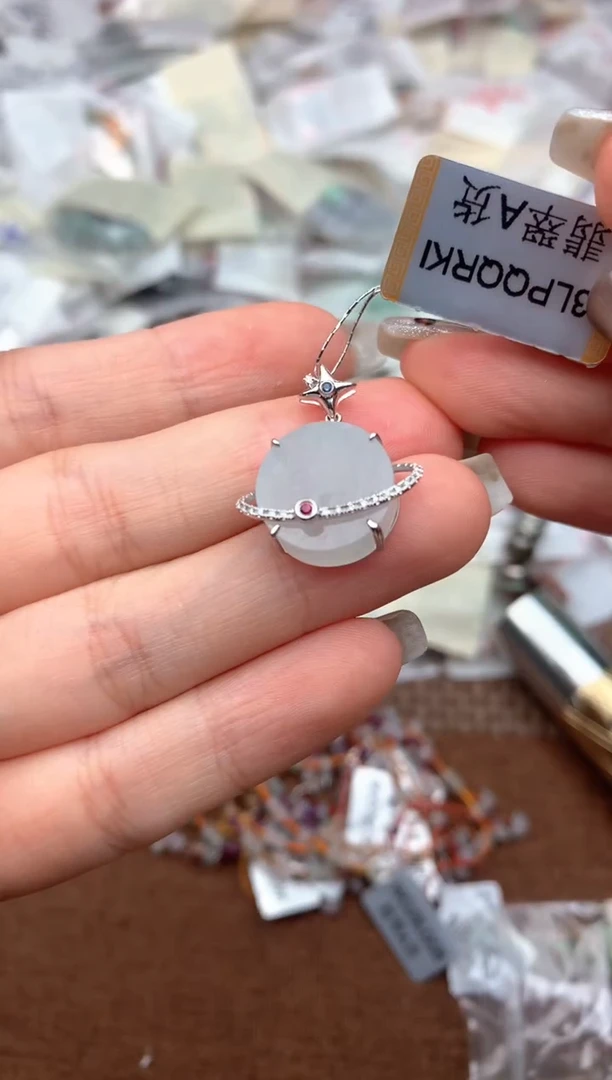 18K金镶嵌挂件翡翠—