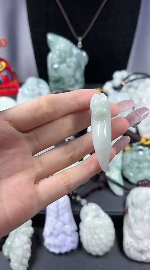 翡翠未镶嵌颈饰龙勾