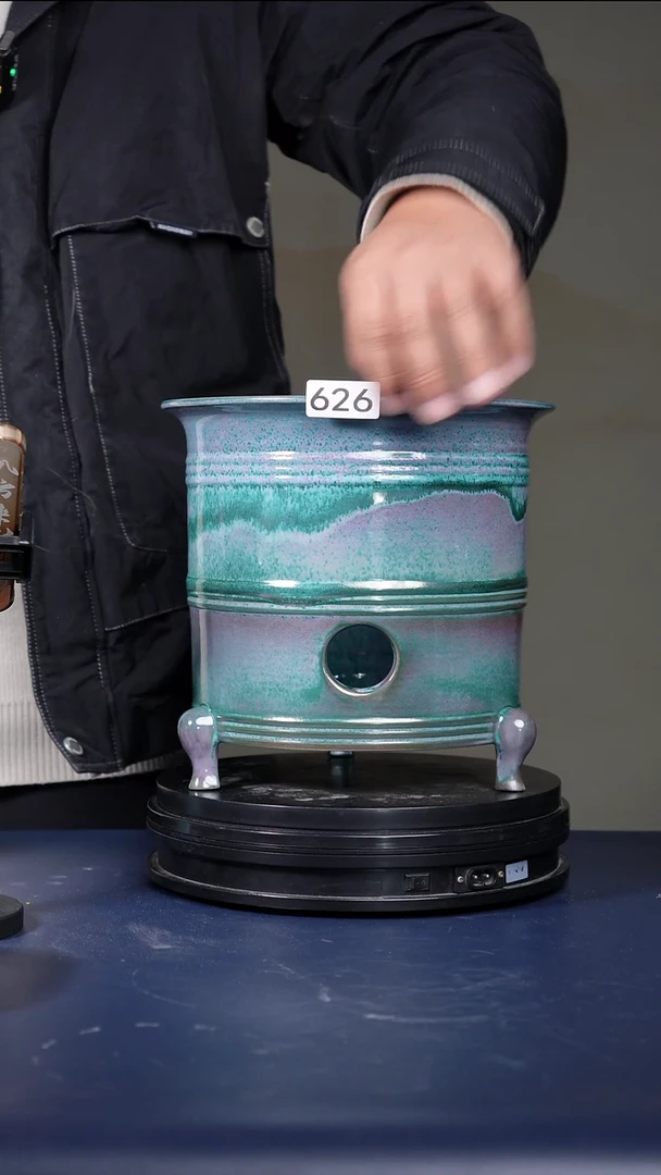 其他瓷拨****）626号青绿釉三足