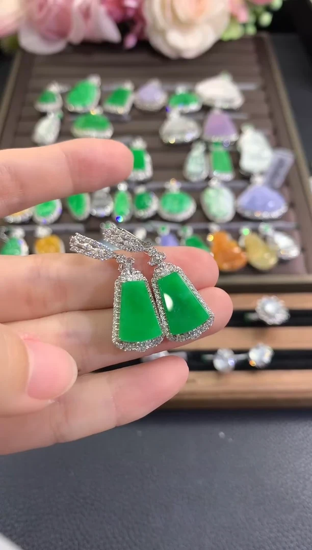 18K金镶嵌翡翠耳饰v95