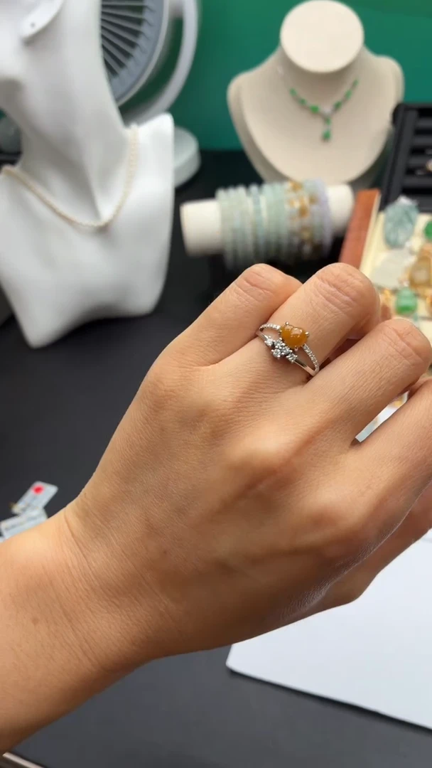 颈饰18K金镶嵌翡翠天然翡翠A货