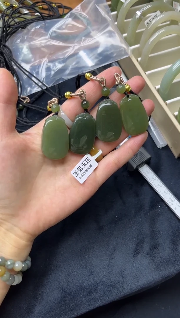 未镶嵌手链和田玉和田玉青黄口无事牌吊坠  开播放漏款