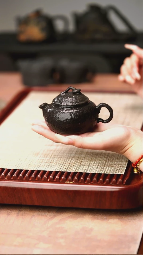 归玉堂冰碛岩重工雕刻玲珑壶