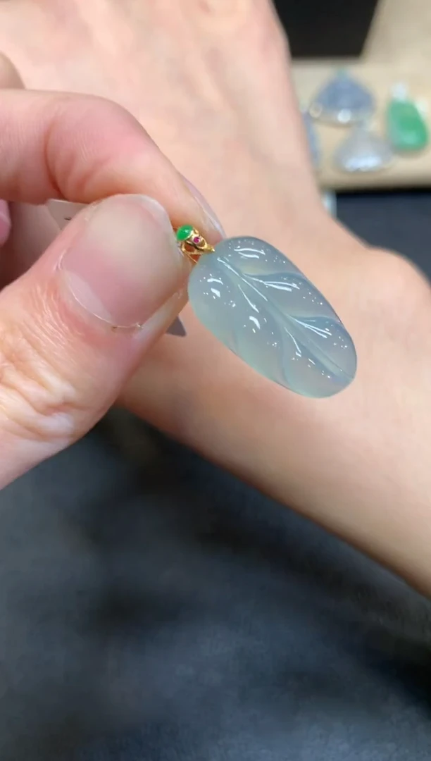 【闪购商品】翡翠颈饰18K金镶嵌叶子【无服务费】