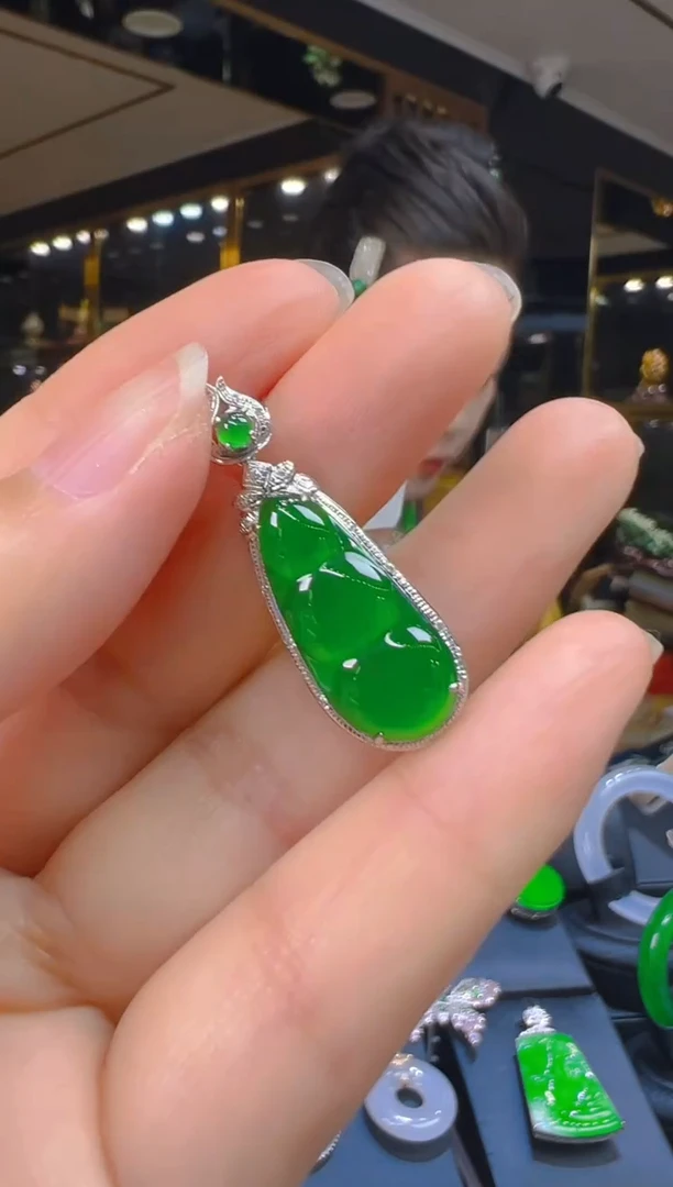 翡翠18K金镶嵌吊坠(赠链)167（多样性发其一）