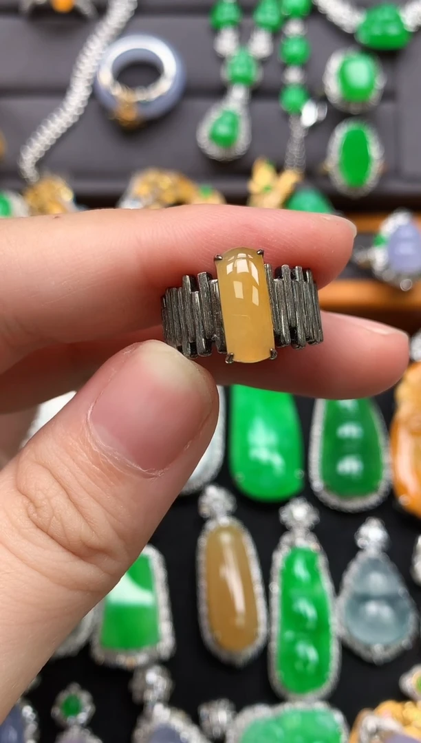18K金镶嵌戒指翡翠翡翠