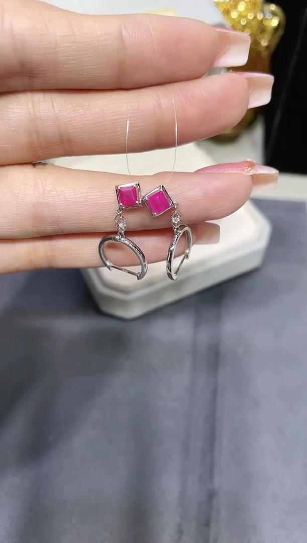 18K金镶嵌红宝石耳饰