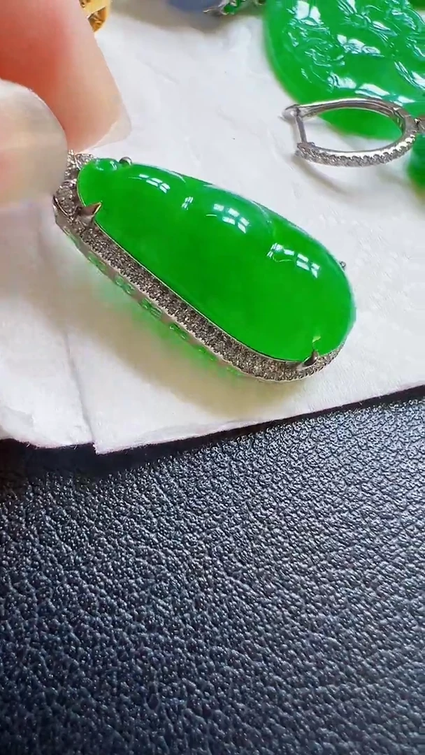 颈饰18K金镶嵌翡翠翡**渴豆