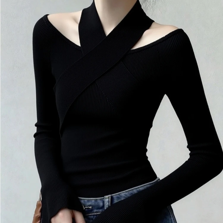 2025冬季高级感轻奢时尚特别洋气有气质上档次黑色挂脖针织上衣女