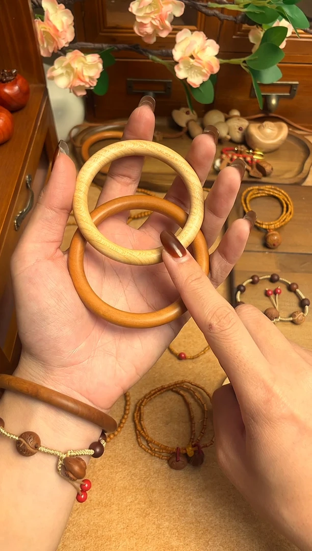 浅色桃木手镯    一物一拍