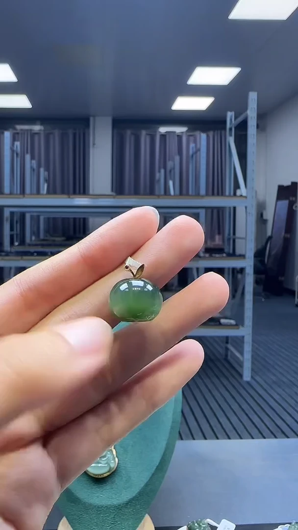 18K金镶嵌和田玉挂件1