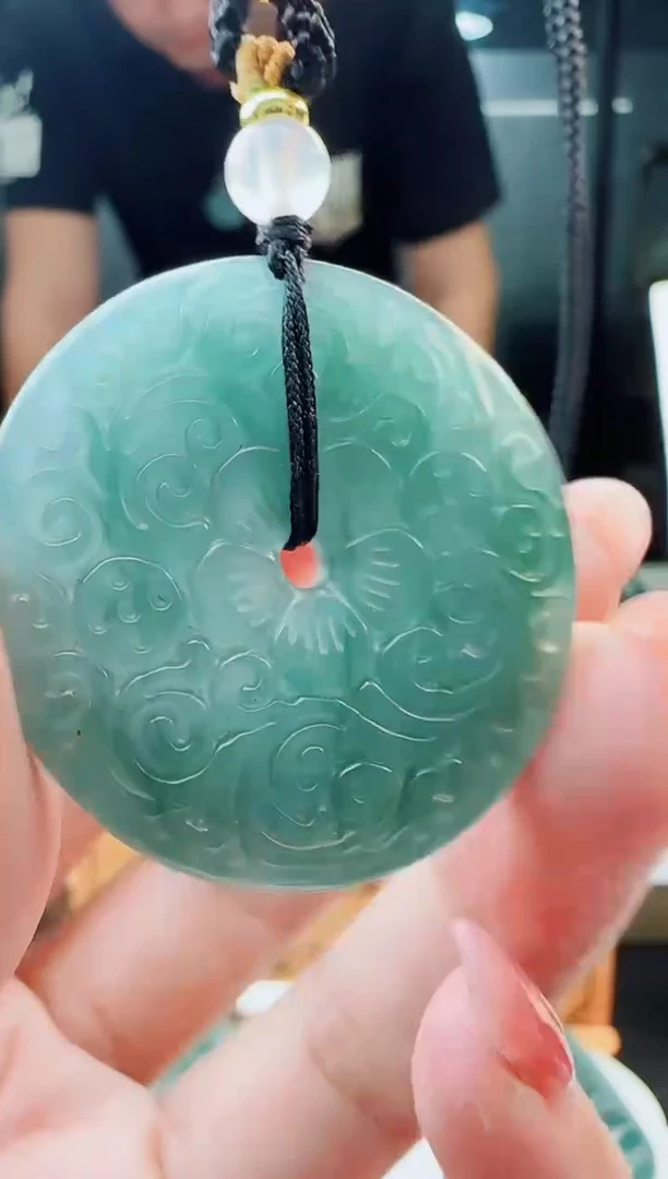 翡翠未镶嵌颈饰多样性发货其中一件