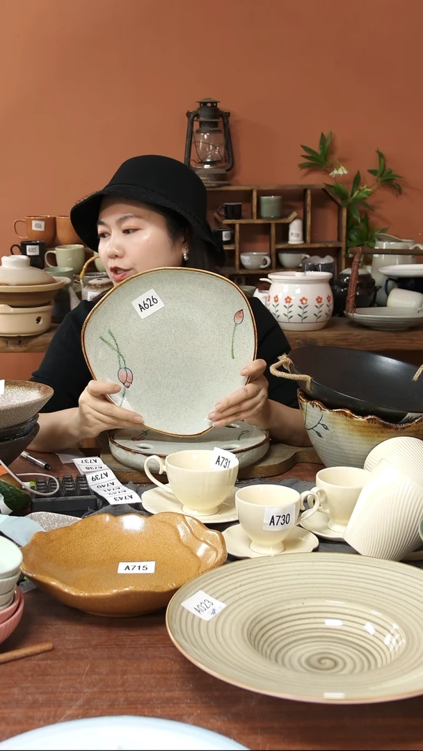 陶瓷A626陶瓷荷花三角盘一个微瑕26*2