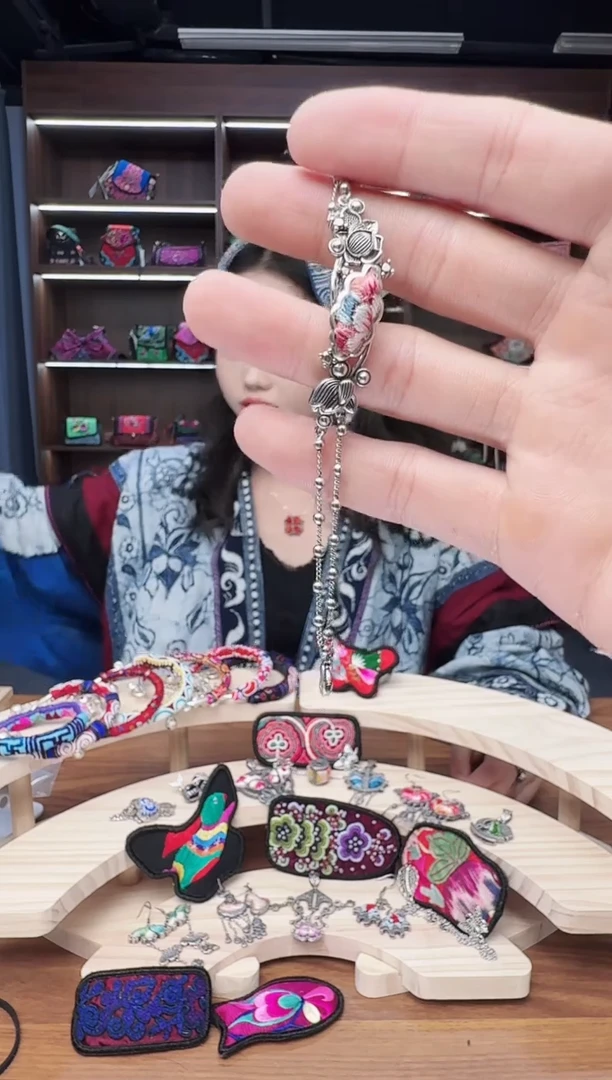 织绣74蒙阿苏苗绣传承店