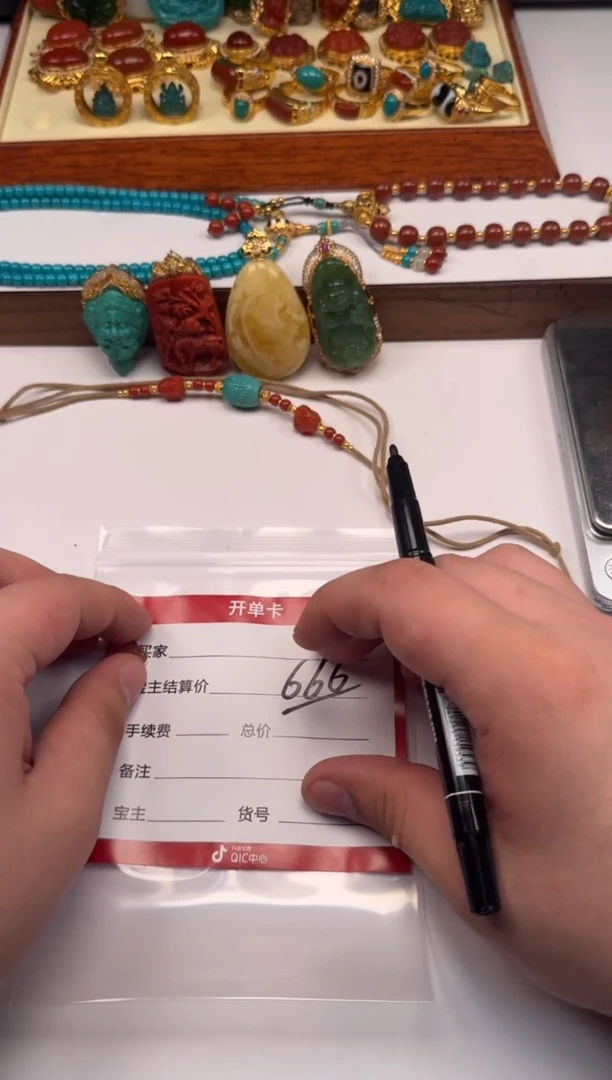 18K金镶嵌南红玛瑙挂件孤*～配饰配饰