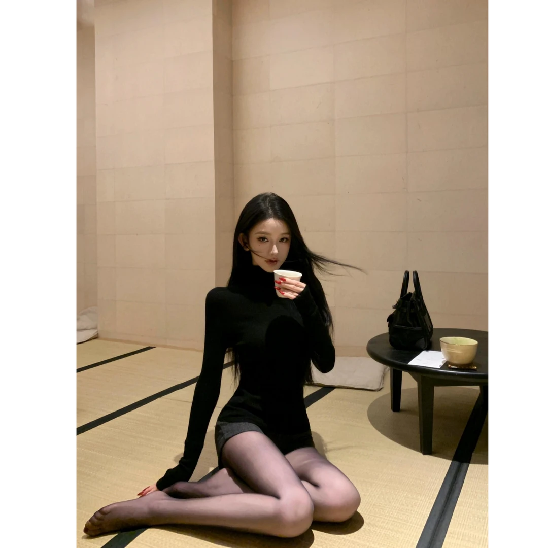 性感辣妹套装女2025秋冬季新款修身高领正肩长袖上衣配短裤一整套