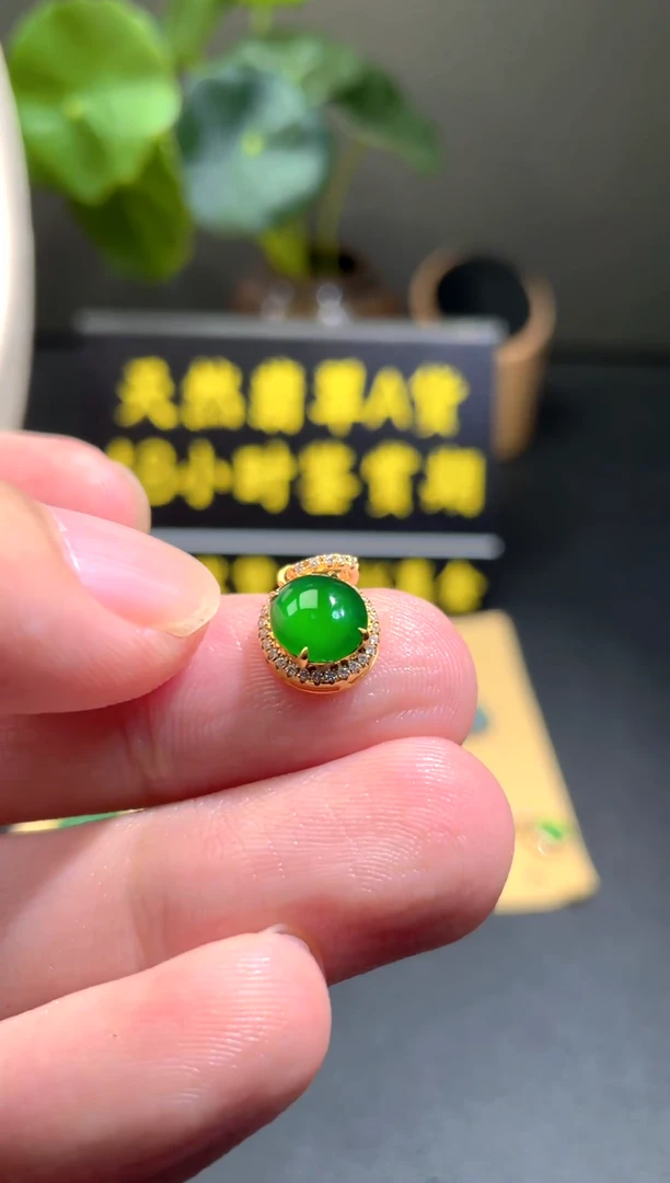 颈饰18K金镶嵌翡翠  翡翠A货1