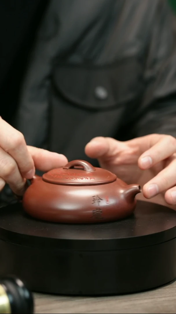 茶壶紫砂?****?H2357李传荣刻绘乳瓢