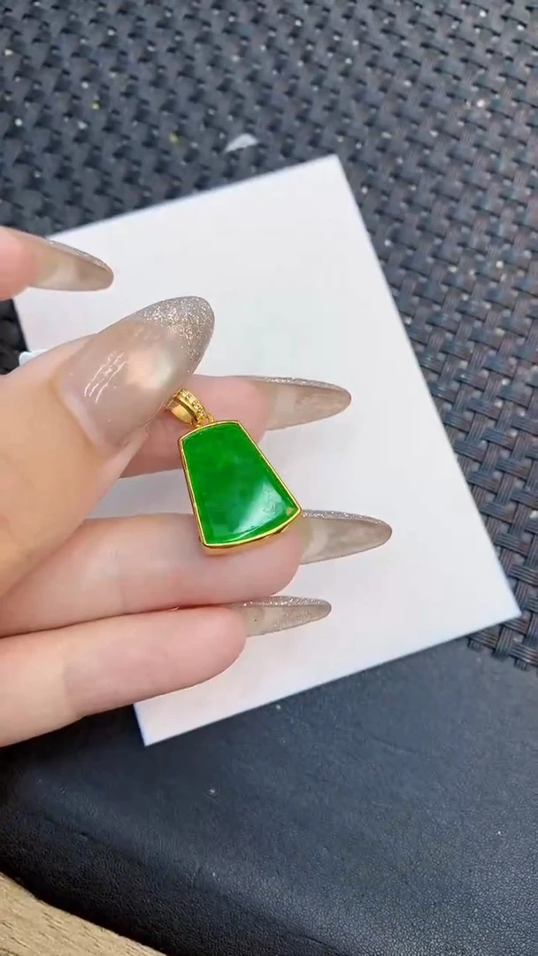 颈饰未镶嵌翡翠1