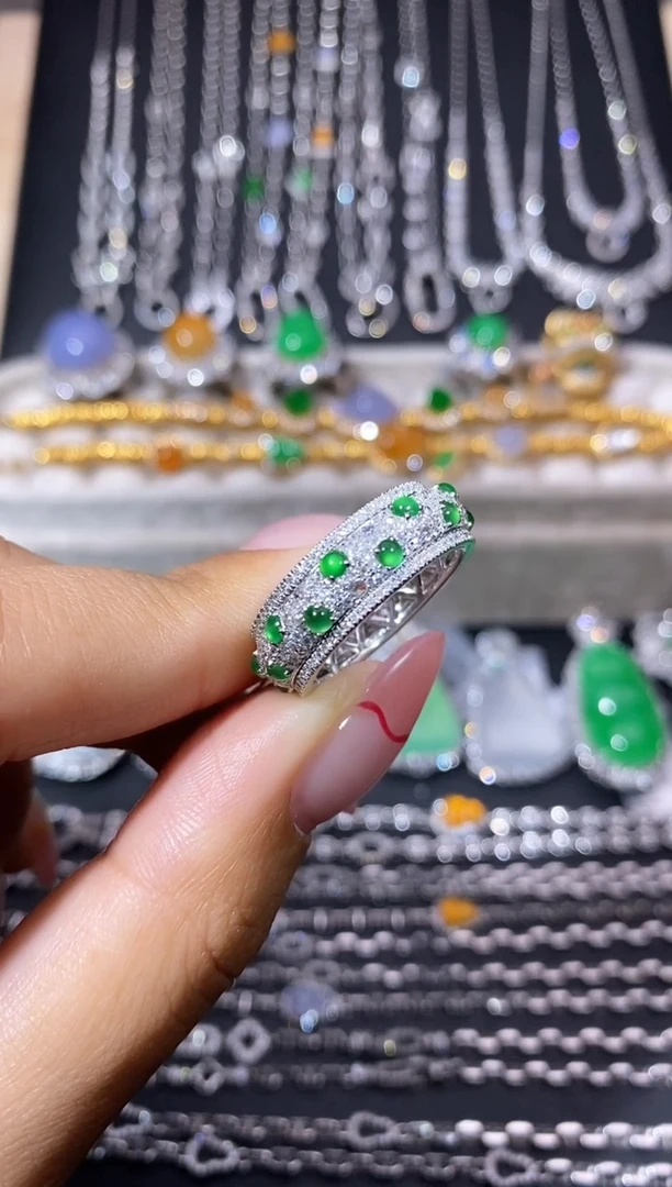 颈饰18K金镶嵌翡翠戒指