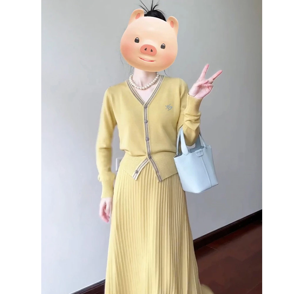 法式气质黄色针织连衣裙子女高级感2025新款早秋穿搭一整套装长裙