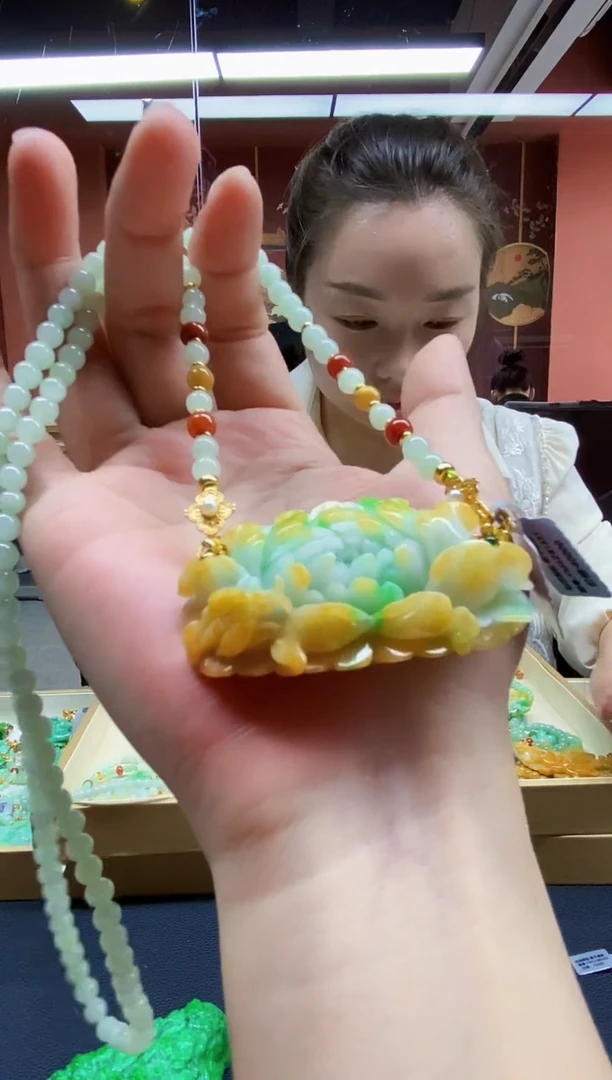 颈饰未镶嵌翡翠吊坠