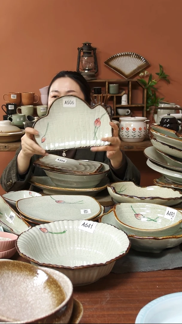 陶瓷A506 一只陶瓷手绘荷花山字盘可能微瑕